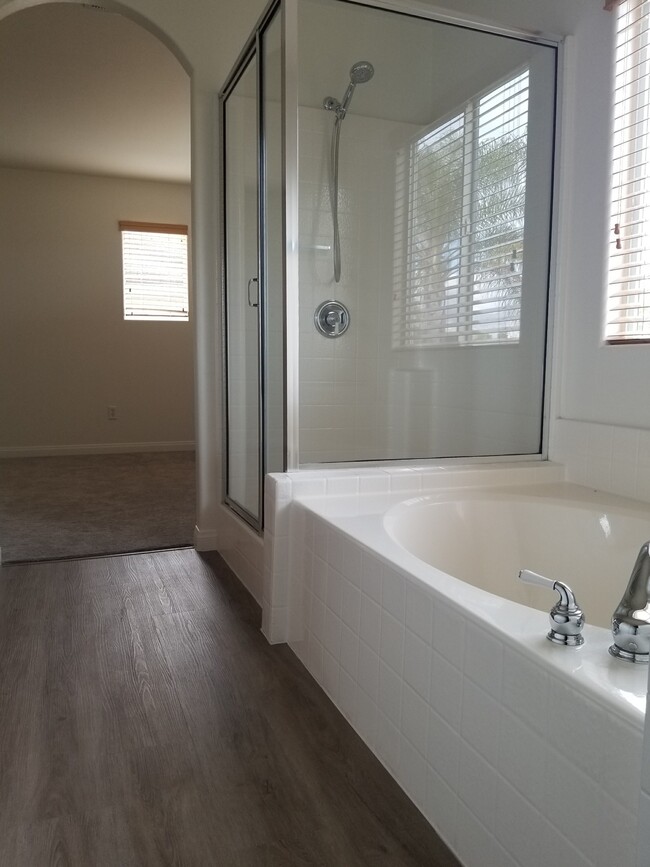 Dormitorio principal y baño