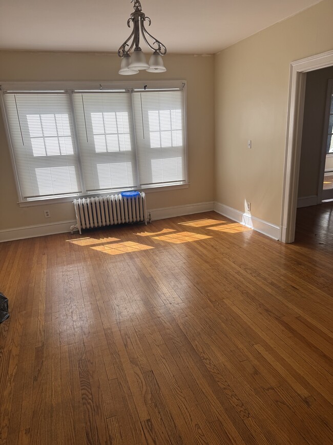 Building Photo - 883 Farmington Ave Unit 1