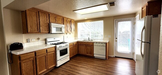 Building Photo - Cute 2 Bedroom 1 Bath Condo Daniels Avenue...