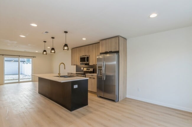 Photo - 417 C Ave NW