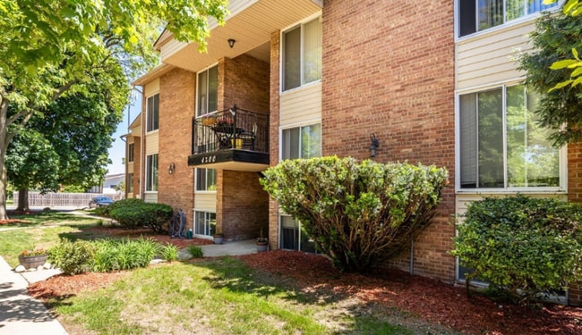 Building Photo - Two Bedroom Condo Available this Fall!