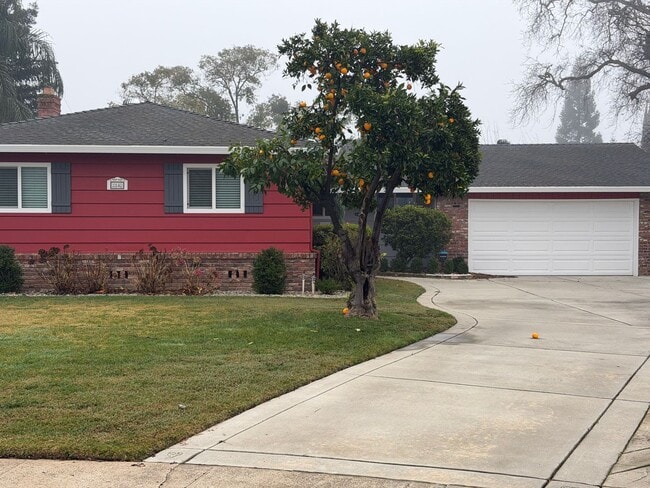 Building Photo - Adorable 3 bedroom 1.5 bath home garden setting