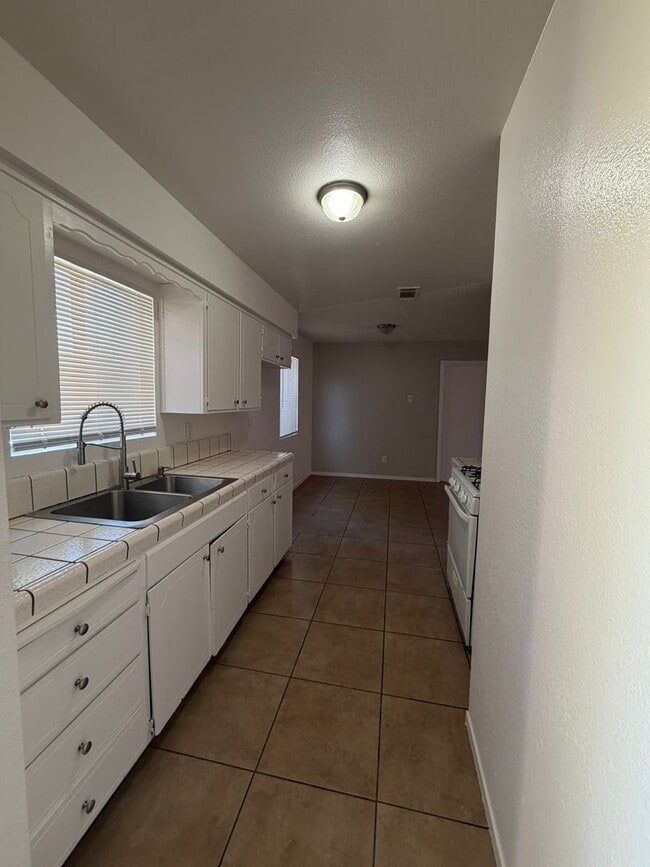 Photo - 657 E Sonora Ave