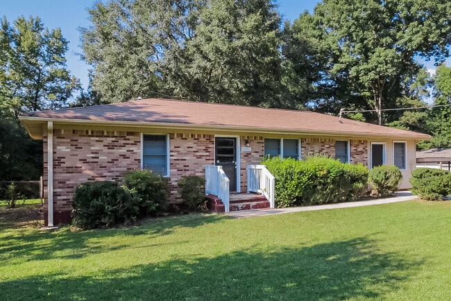 Photo - 2082 Warren Dr SW