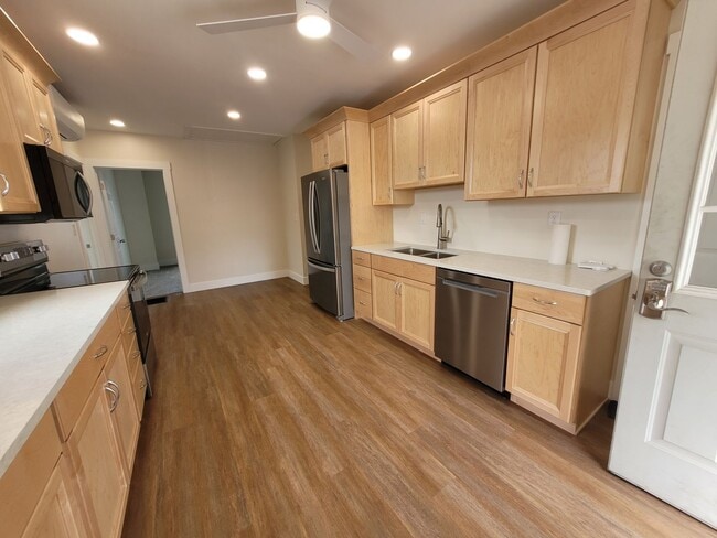 Building Photo - 21 E Maple St Unit 2