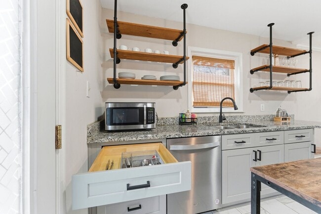 Photo - 3136 Forrest Hills Dr SW
