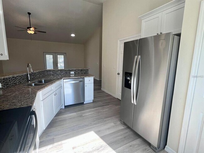 Photo - 925 Lora St