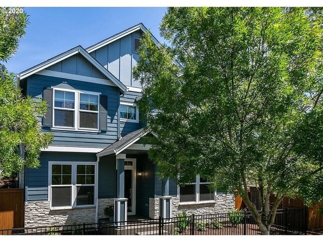 Building Photo - 153 NE Porto Way