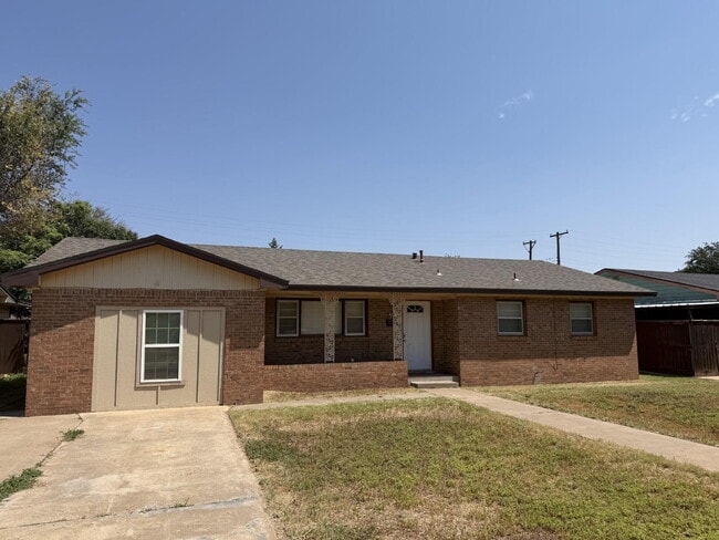 Building Photo - Spacious 4 Bed 2 bath in Central Lubbock! $250 visa gift card move in Special!
