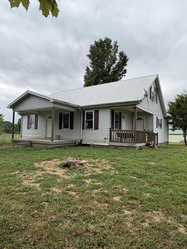 Building Photo - Charming Country Living!
