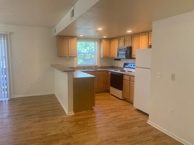 Photo - 845 30th St.