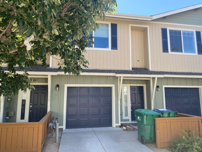 Building Photo - Fantastic 2 Bedroom 2.5 Bath Near UNR! Rental