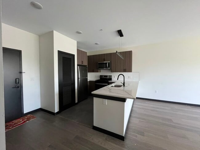 Building Photo - 129 Mallory Ave Unit 406