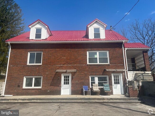 Building Photo - 604 E Oak St Rental