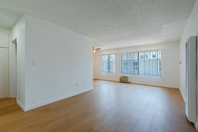 Sala de estar - 6210 Whitsett Apartamentos