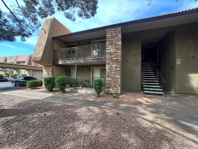 Building Photo - 2 Bedroom, 1 Bath Condo Unit 96