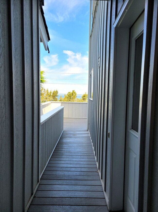 Photo - Bayview Condo 2 Bedrooms with Gas Fireplace - S State St Unidad A