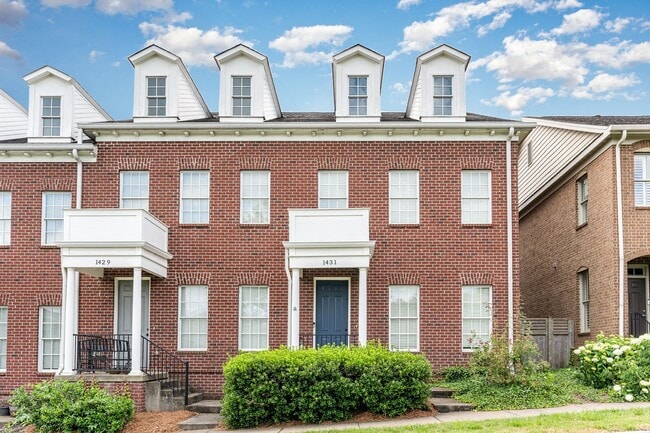 Spacious Townhome with Private Backyard in... - Spacious Townhome with Private Backyard in...