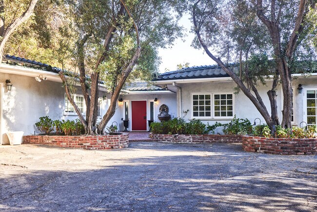 Building Photo - 2200 Outpost Dr