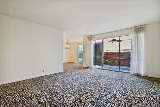 Photo - Spacious townhouse for rent! CPS & WATER INCLUDED WITH RENT !