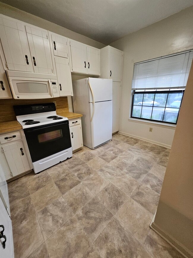 Photo - 463 E Van Buren St