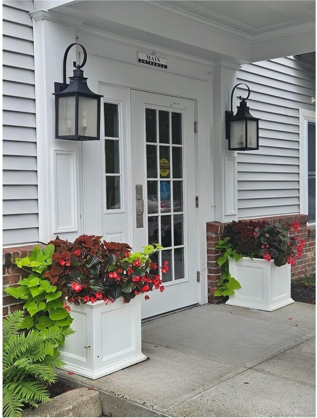 Building Photo - 100C Danbury Rd Unit 1C Rental