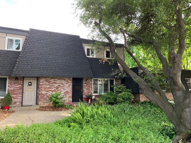Super Cute !!! 3 Bedroom, 2 1/2 Bath in Fa... - Super Cute !!! 3 Bedroom, 2 1/2 Bath in Fa... Condo