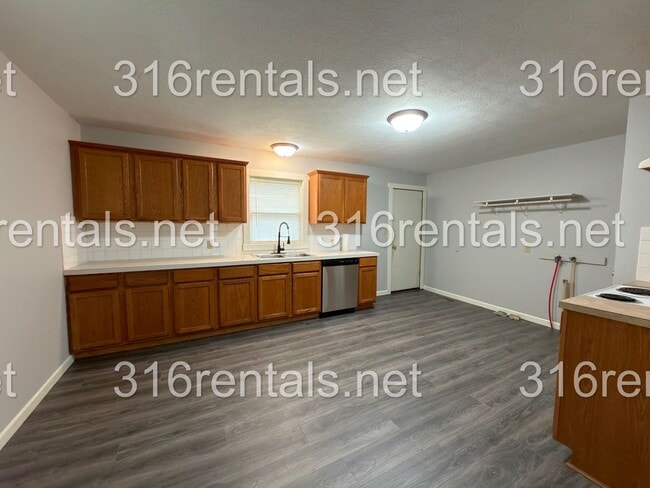 Photo - 231 E Larry St