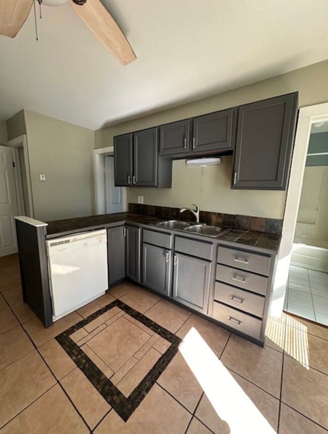 Photo - 310 W Scott St