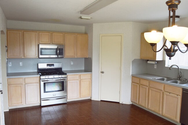 El suelo de baldosas se integra en la cocina, lo que facilita la limpieza. Todos los electrodomésticos son de acero inoxidable. - 23035 S Waterlily Dr