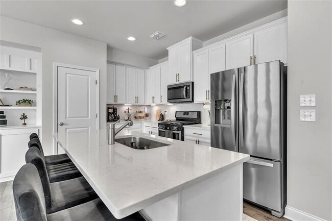 Photo - 790 Belrose Dr SE