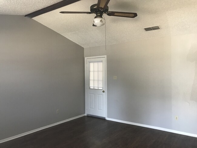 Photo - 3/2 with fenced yard