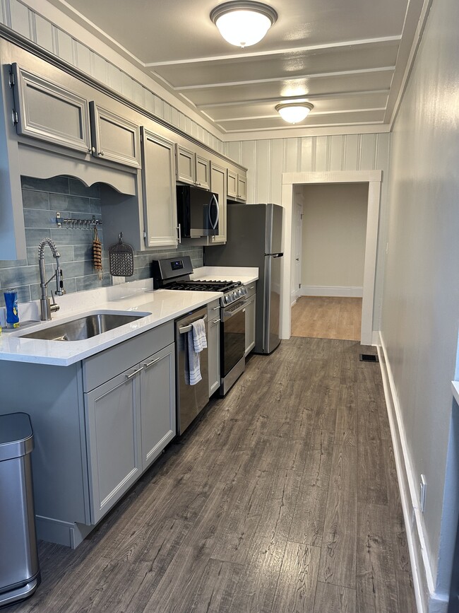 Building Photo - 37 Basset St Unit 37-1B