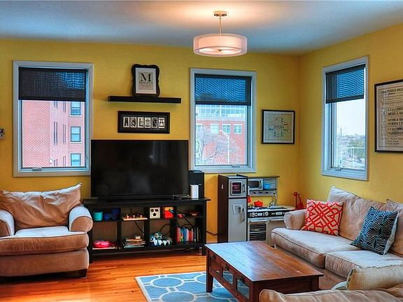 Building Photo - "Spacious 3-Bed Oasis with Granite Eleganc...