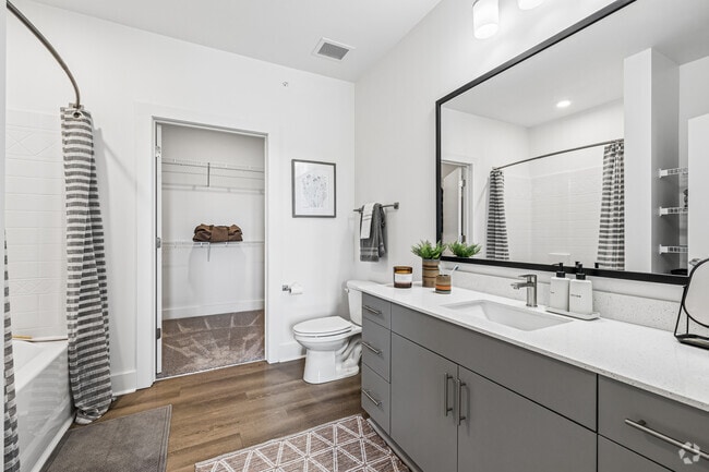 2BR, 2BA - 1,084SF - Primary Bathroom