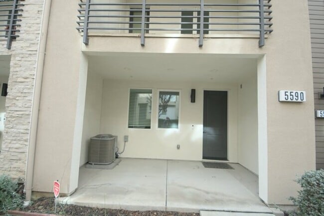 Building Photo - Dublin 3 stories 3 Beds, 3.5 Baths Townhouse in Boulevard community for rent