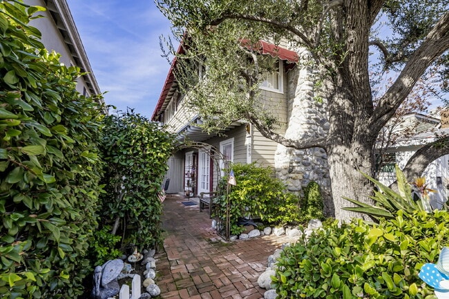 Photo - "Charming 4-Bedroom Classic Cottage & Cozy Fireplace in heart of Balboa