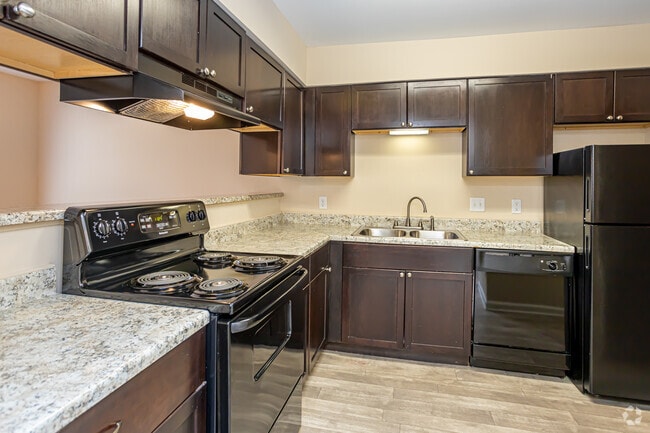2BR, 2BA Large - 1,050SF - Ole London Towne - Utilities Included