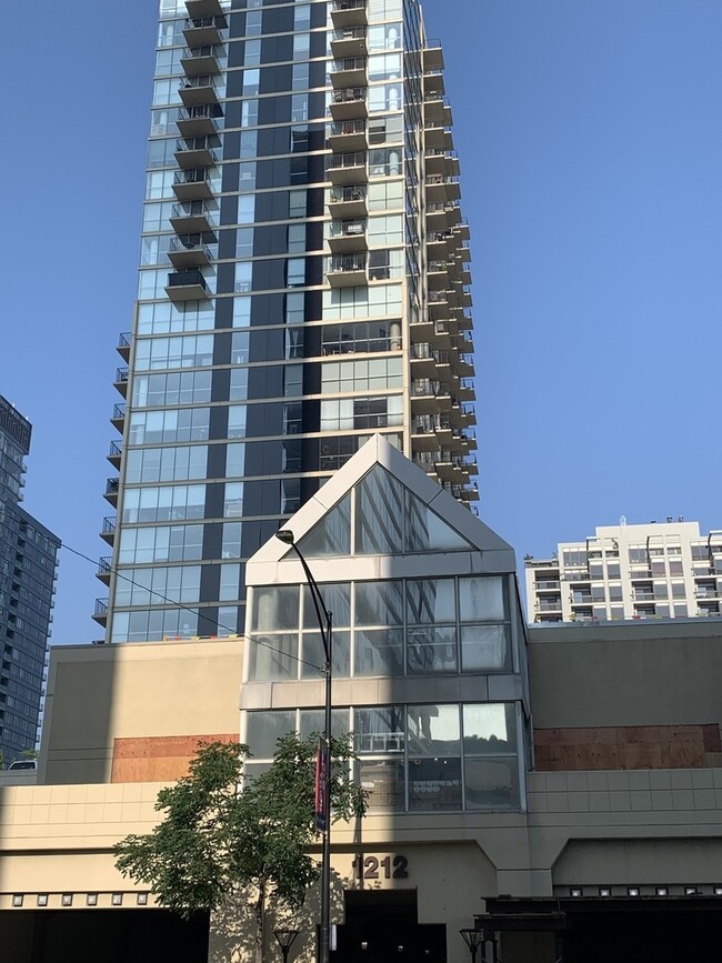 Building Photo - 1212 N La Salle Dr Unit 1910