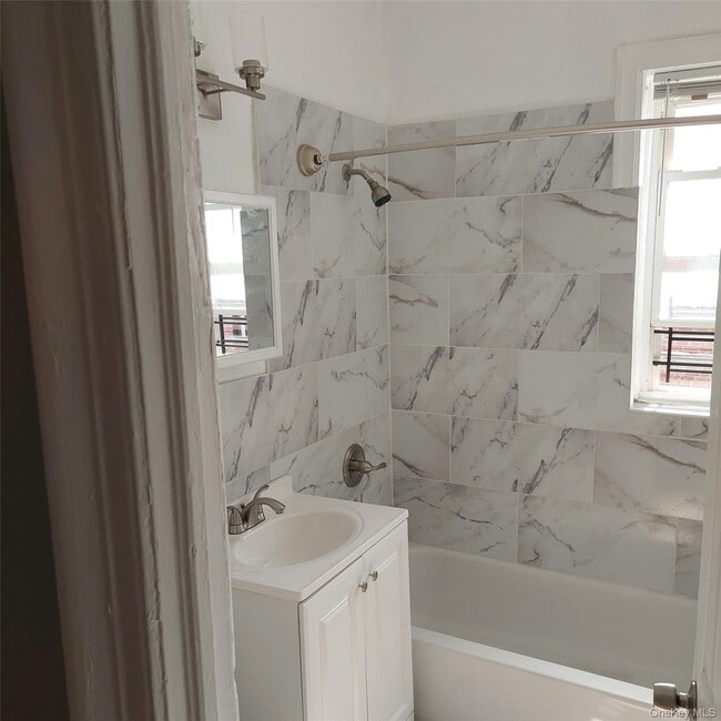 Photo - 699 Hinsdale St