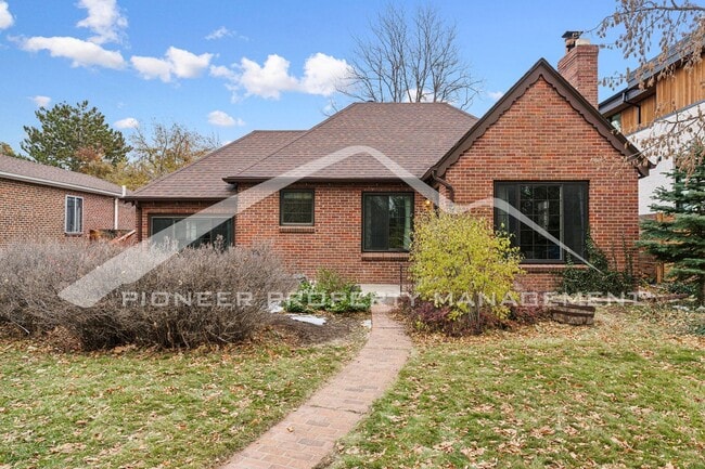 Building Photo - Spacious Home with Central AC and Washer/Dryer