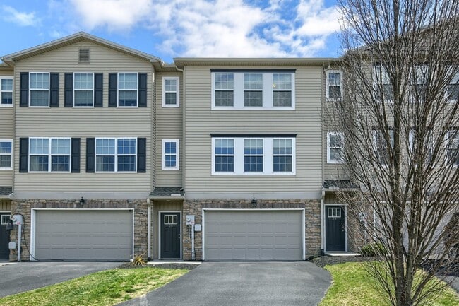 Photo - Newer build 2,000 sq ft 3/BR 2.5 bath luxury townhome