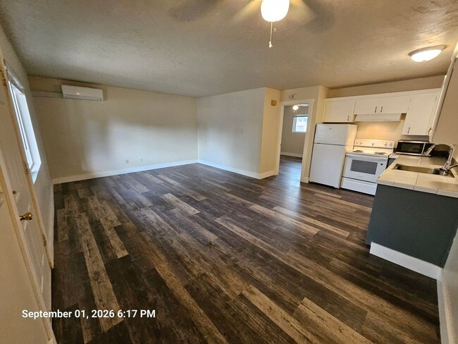 Building Photo - 130 NE 6th St Unit Apt 15