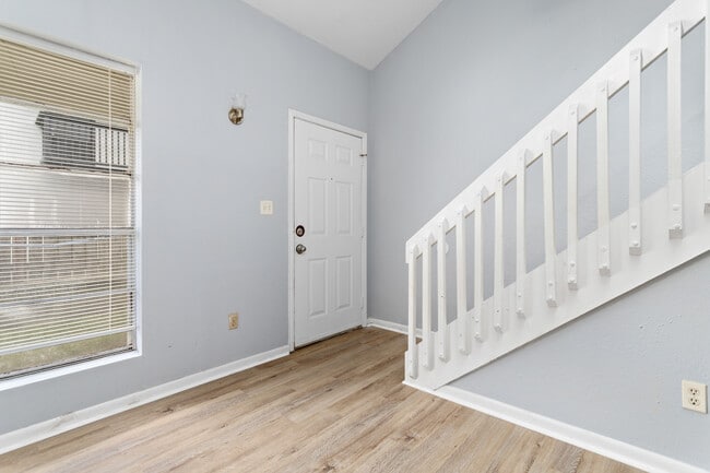 Building Photo - 1176 Oregon Ave Unit 2