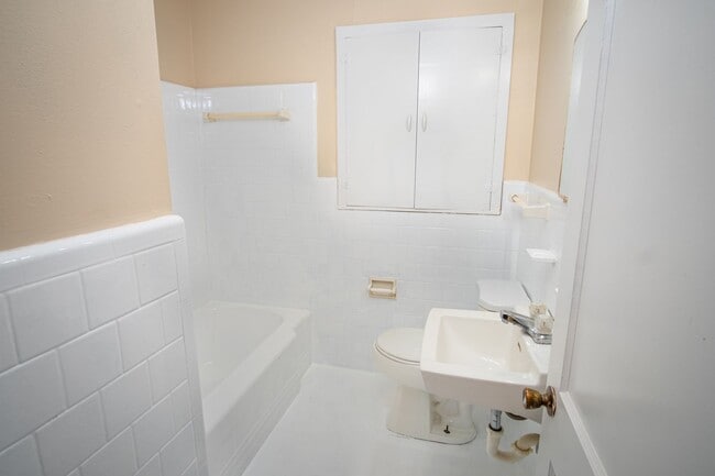 Building Photo - Amazing Home in Eastwood Village