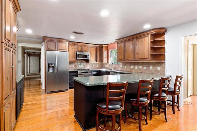 Photo - 6728 Victoria Ave