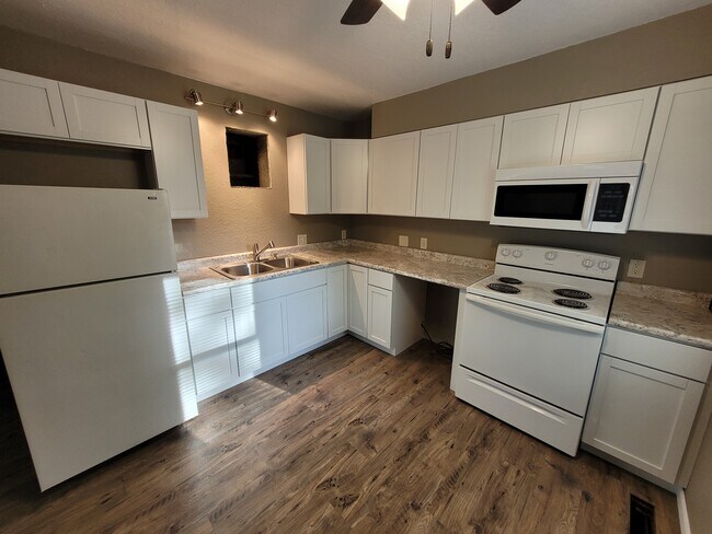 Photo - 711 E 10th St N