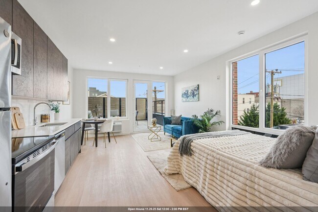 Building Photo - 1 Mallory Ave Unit 202