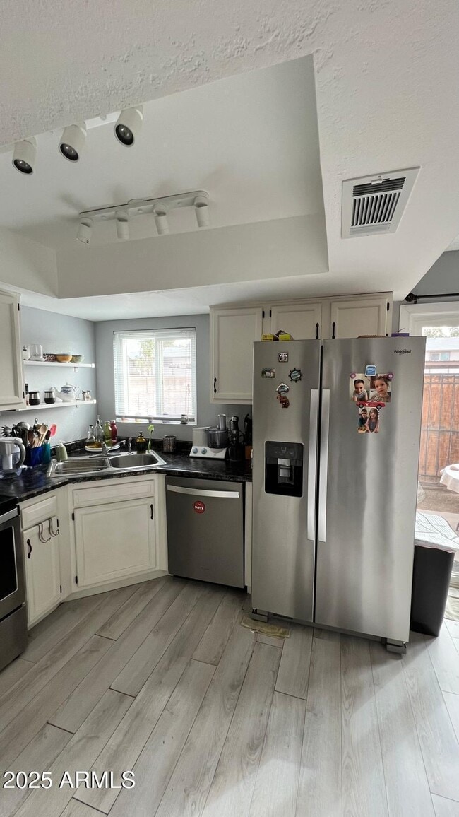 Photo - 1055 W 5th St