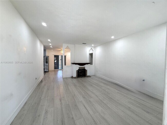 Photo - 121 Flagami Blvd